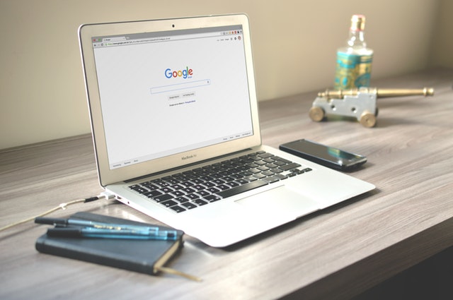 Notebook položený na pracovnom stole so zapnutou stránkou Google.jpg